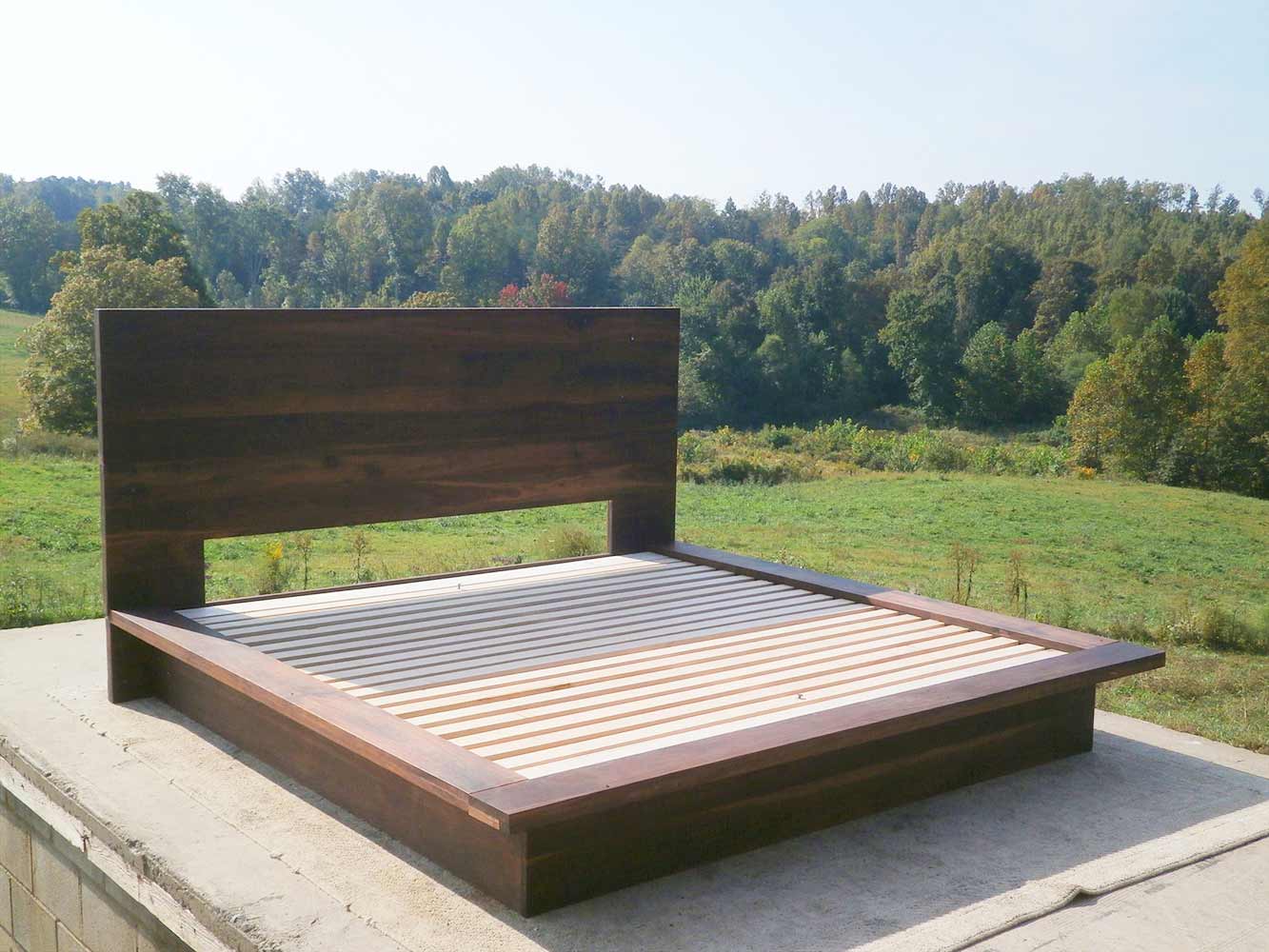 Modern platform bed with wide side extensions NcFwV02