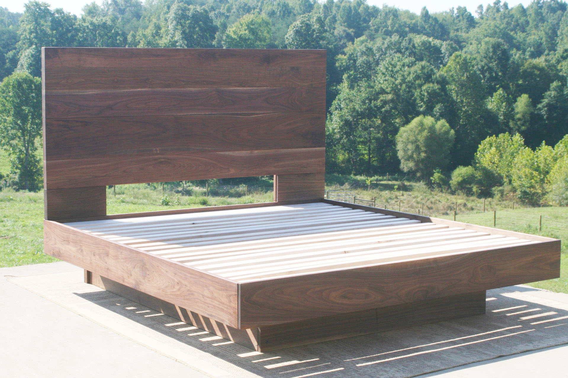 Cantilever bed with large headboard NcRnV11