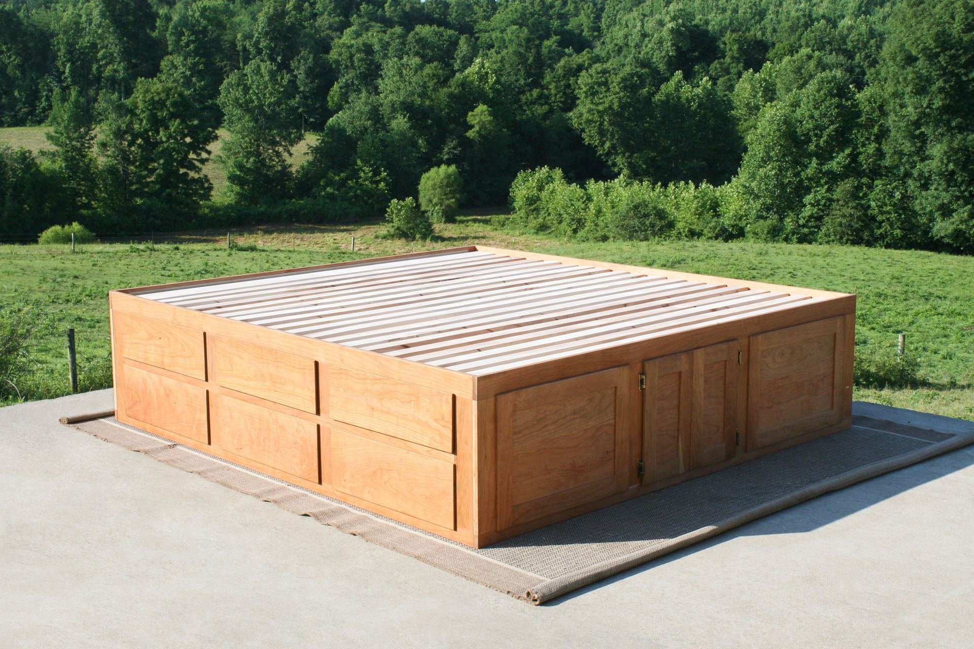 Platform bed with 12 drawers and center storage area NdFnN05
