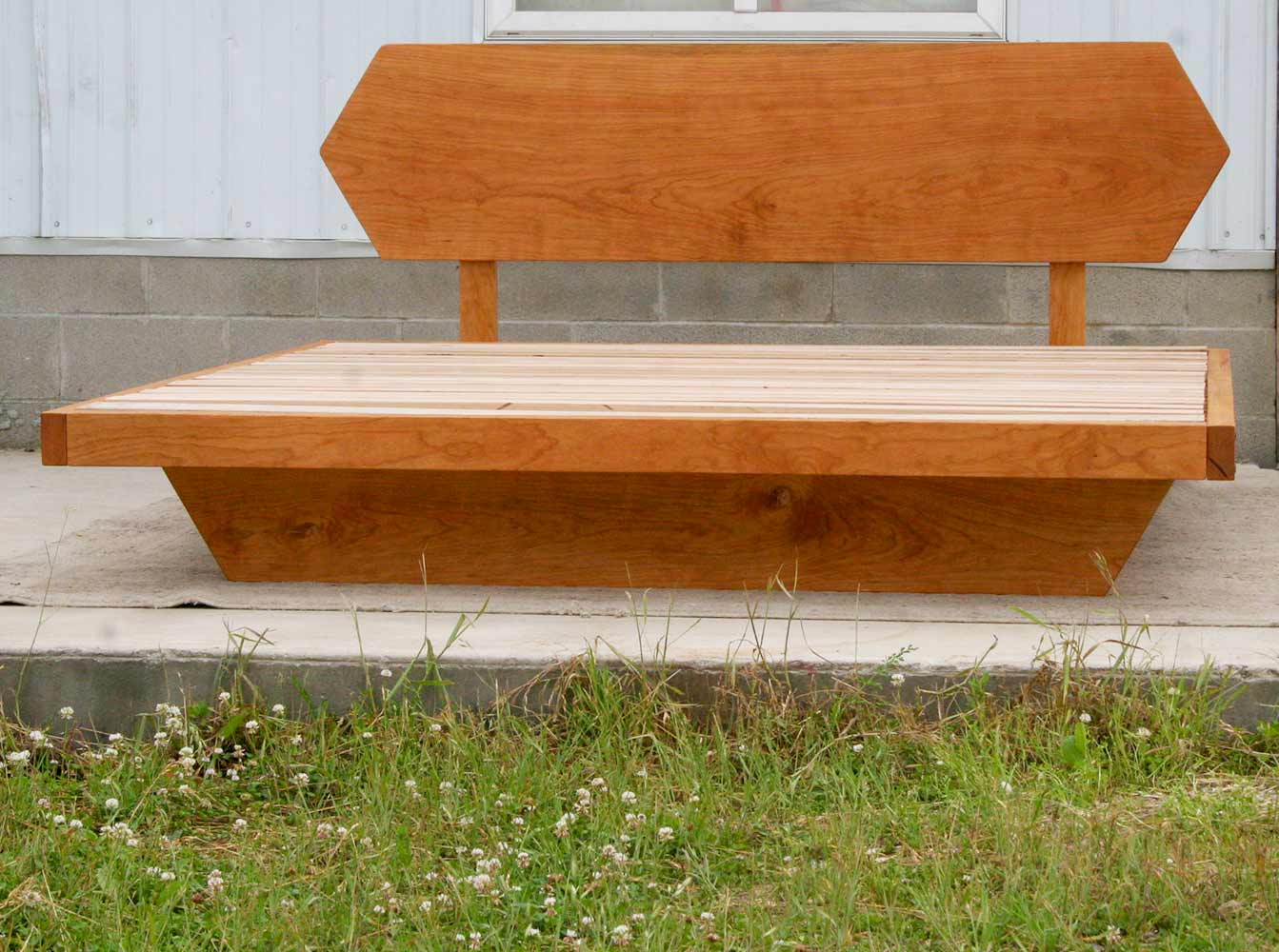 Low platform bed with headboard and angled base frame NcFnV01