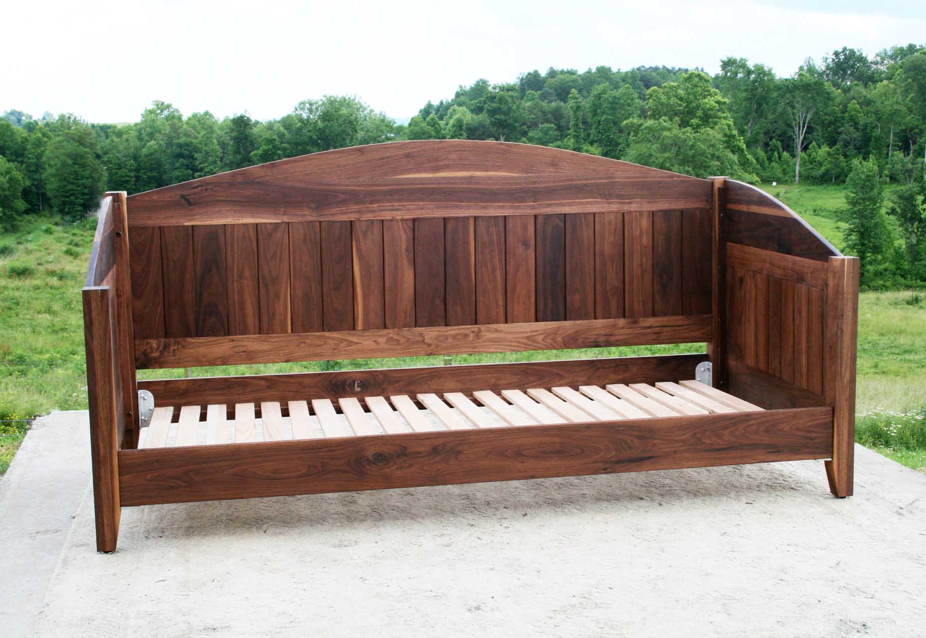 Day bed with arched back and sides dcrnp2