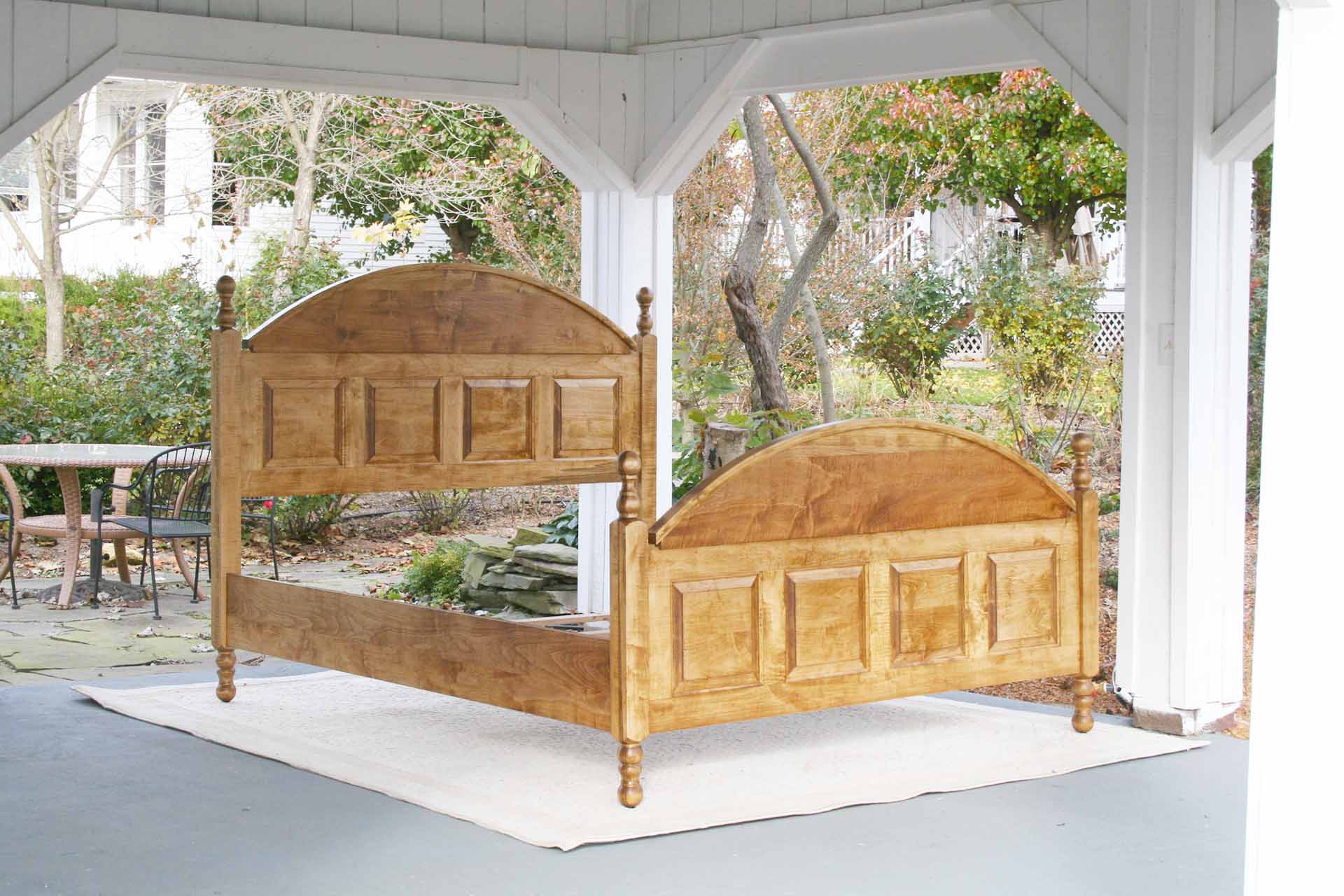 Four post bed with raised panels, arches and turned posts ncrnp03