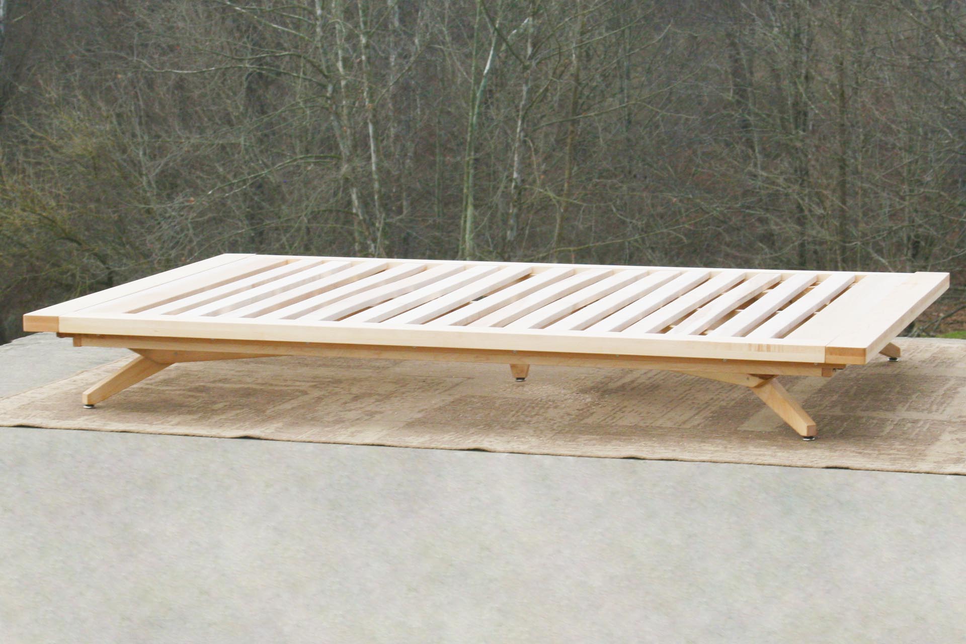 Mid Century Bed with No Headboard NcRsS01n